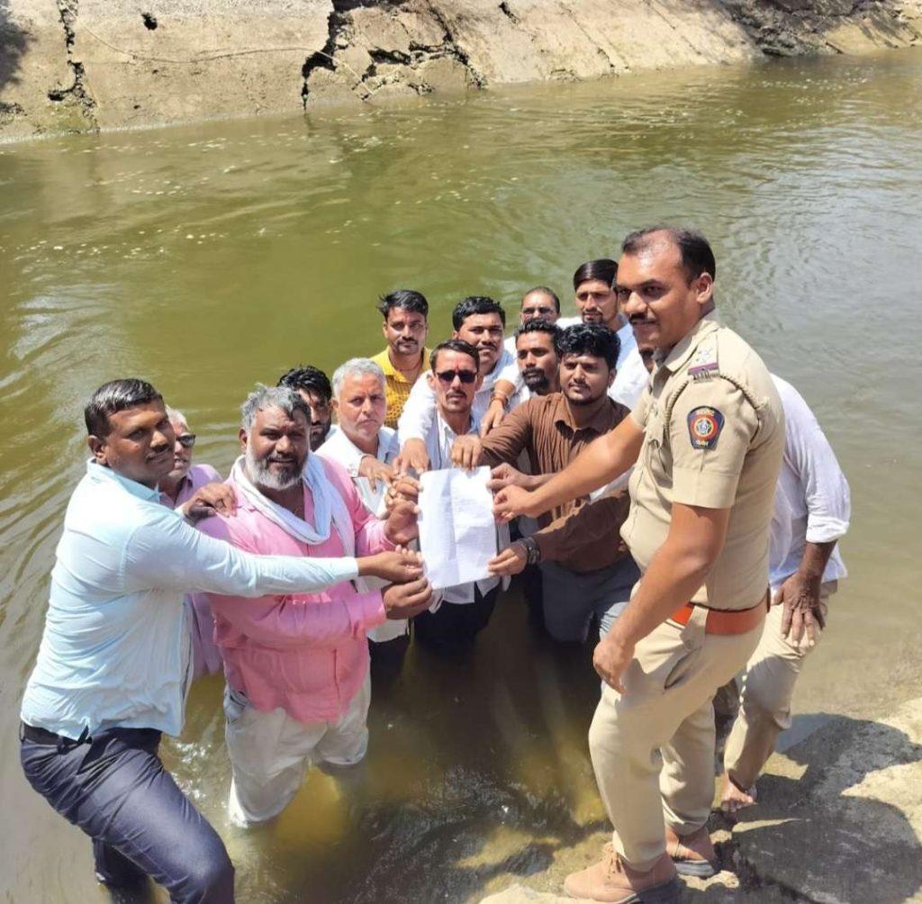 सिद्धेश्वर धरणाचे पाणी केळी पाझर तलावात सोडण्याचे मागणीस जलसमाधी आंदोलन