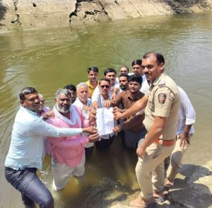 सिद्धेश्वर धरणाचे पाणी केळी पाझर तलावात सोडण्याचे मागणीस जलसमाधी आंदोलन